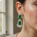 Modelo con aretes EAZ2707VD
