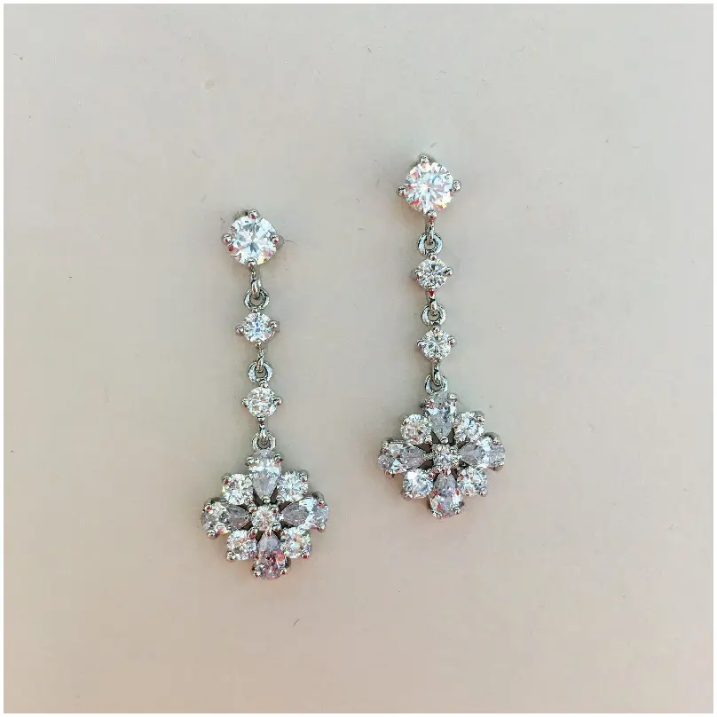 [EAZ1121] Arete alargado terminacion flor zirconia