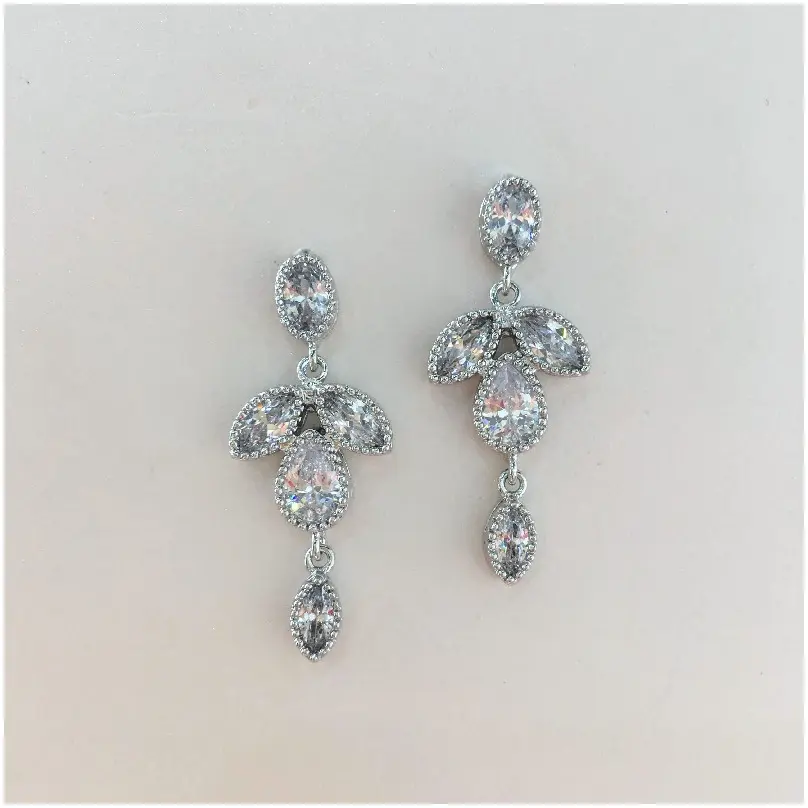 [EAZ1149] Arete zirconia cristales en racimo 2