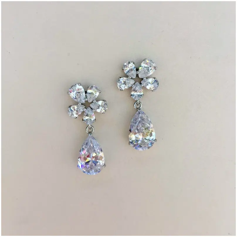 Arete corto de flor de cristal y gota