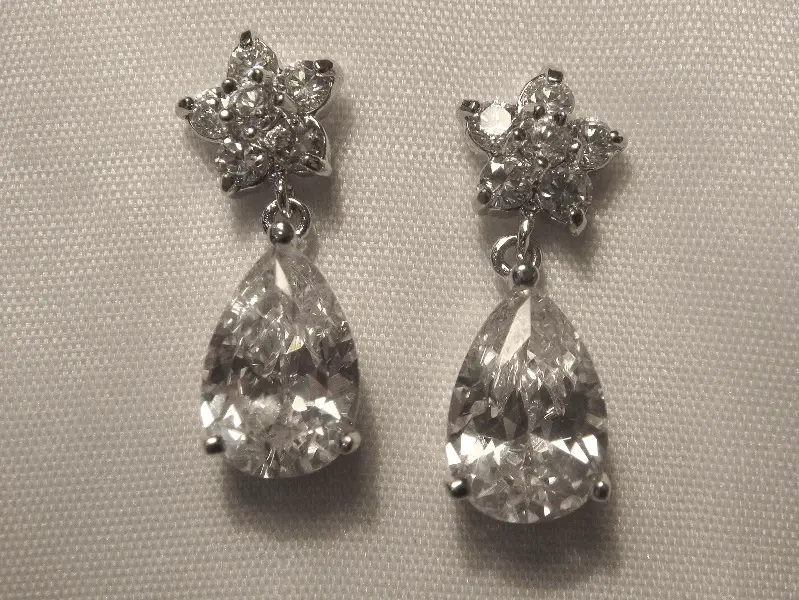 Arete gota zirconia. Largo: 2.5 cm