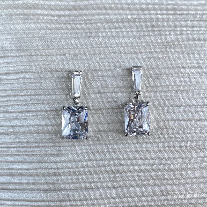 [EAZ1780] Arete piedra cuadrada con baguette