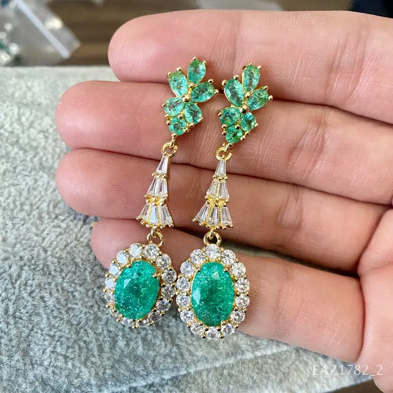 Arete color esmeralda alargado