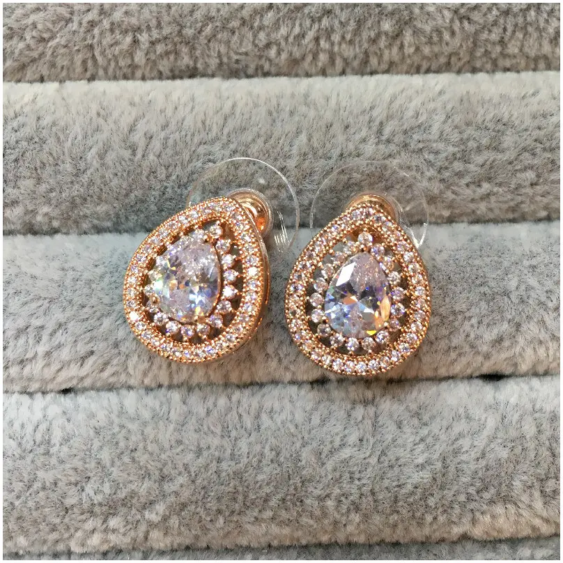 Arete corto gota en rosa