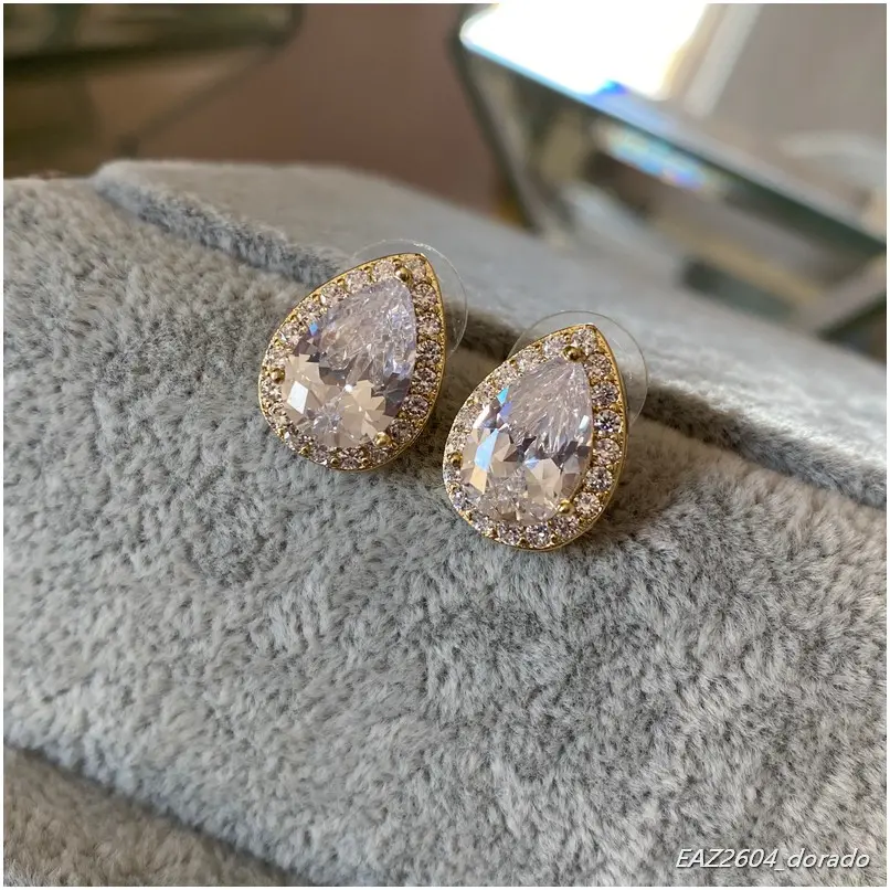 Arete corte gota en dorado