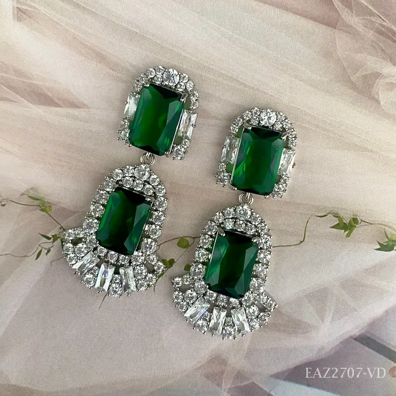 [EAZ2707-VD] Arete alargado plateado con piedra zirconia color esmeralda