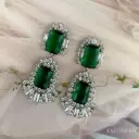 Arete alargado plateado con piedra verde
