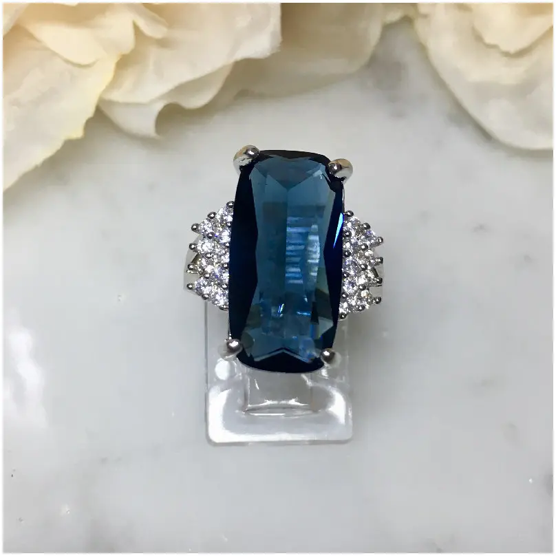 Anillo zirconia rectangular azul