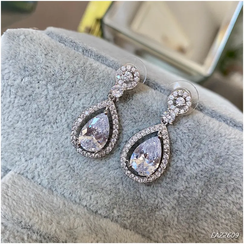 Arete corto con cristales alrededor corte gota