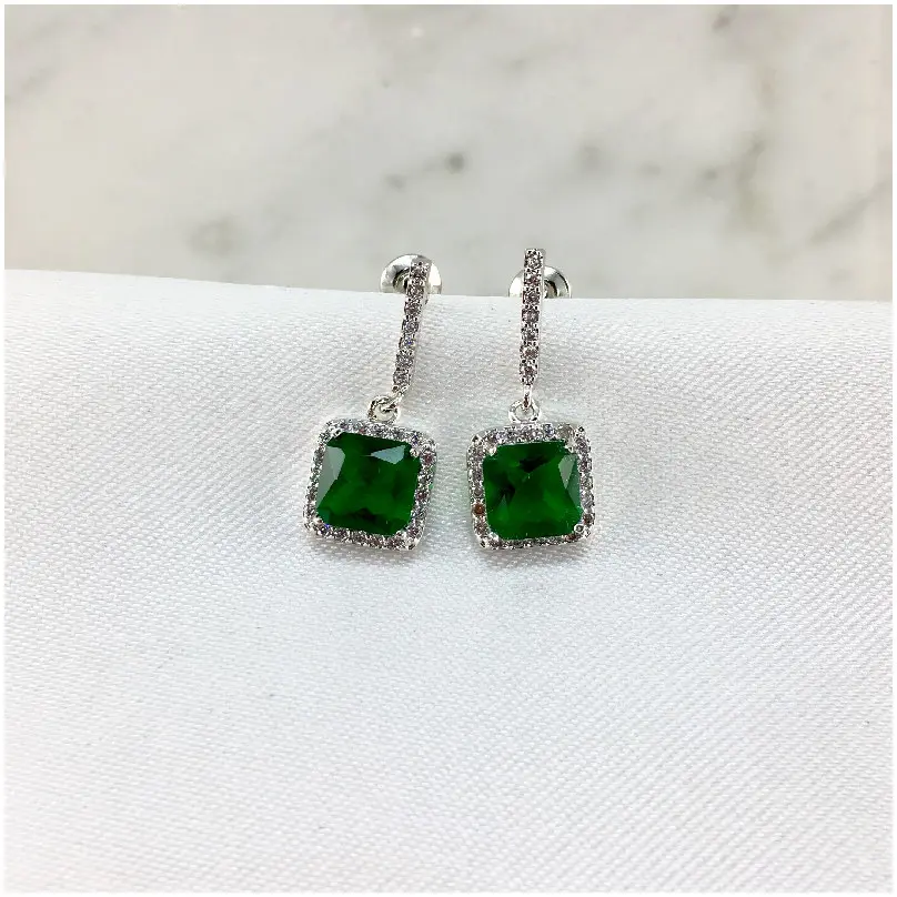 Arete corto con acabado en cuadrado 