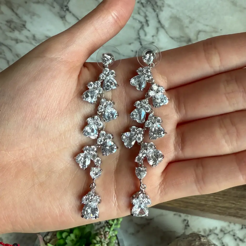 Arete alargado de corazones