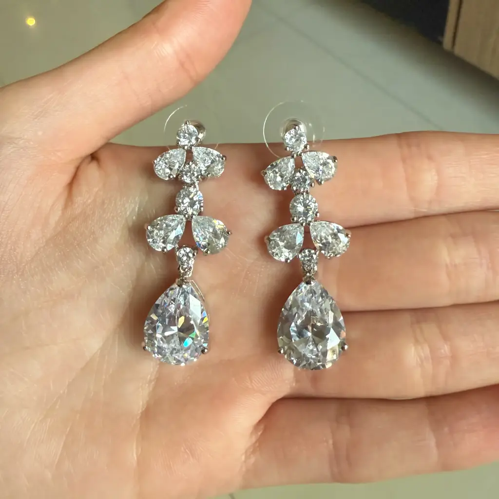 [EAZ1105-variacion1] Arete largo con forma de gotas