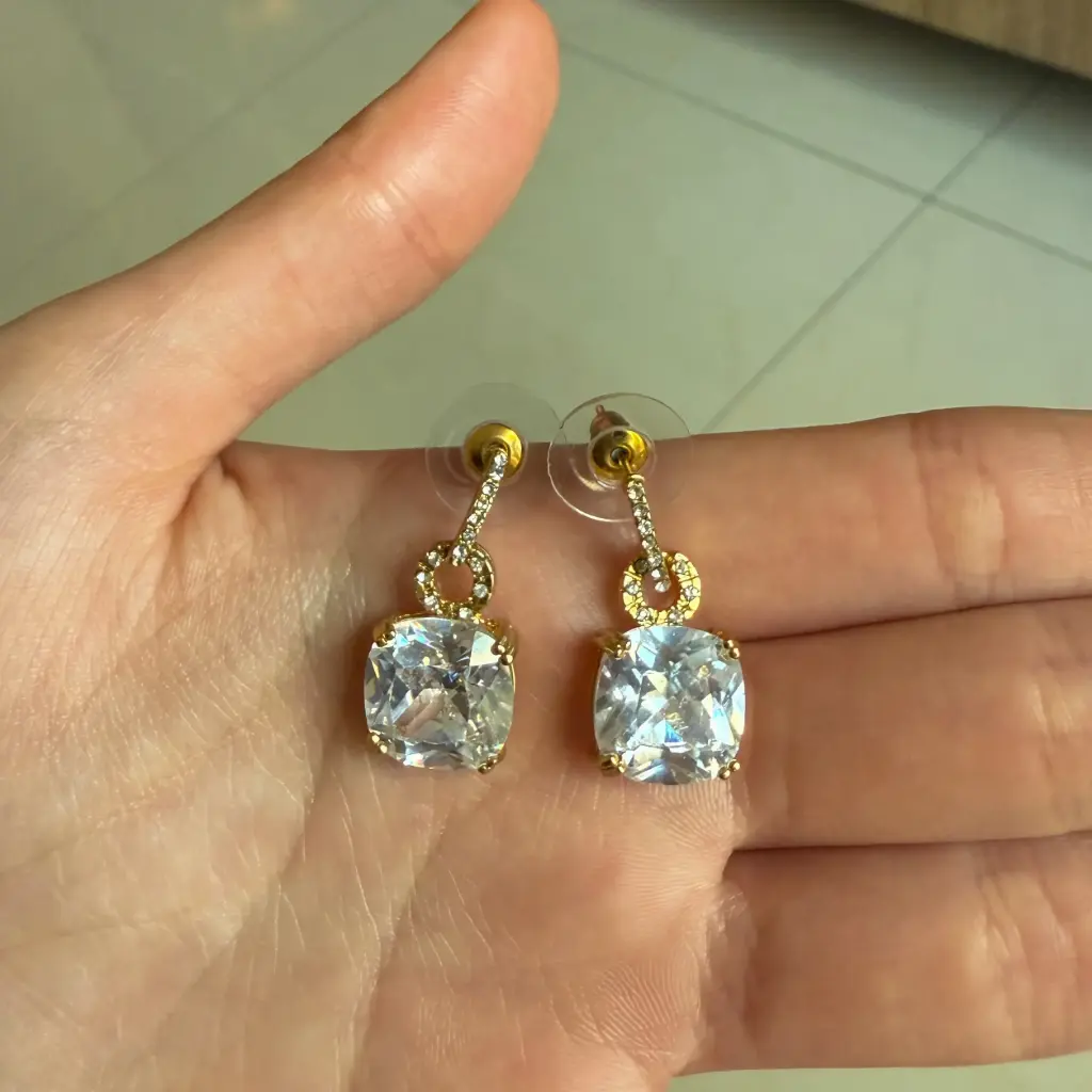 Arete corto dorado con terminado en cuadrado