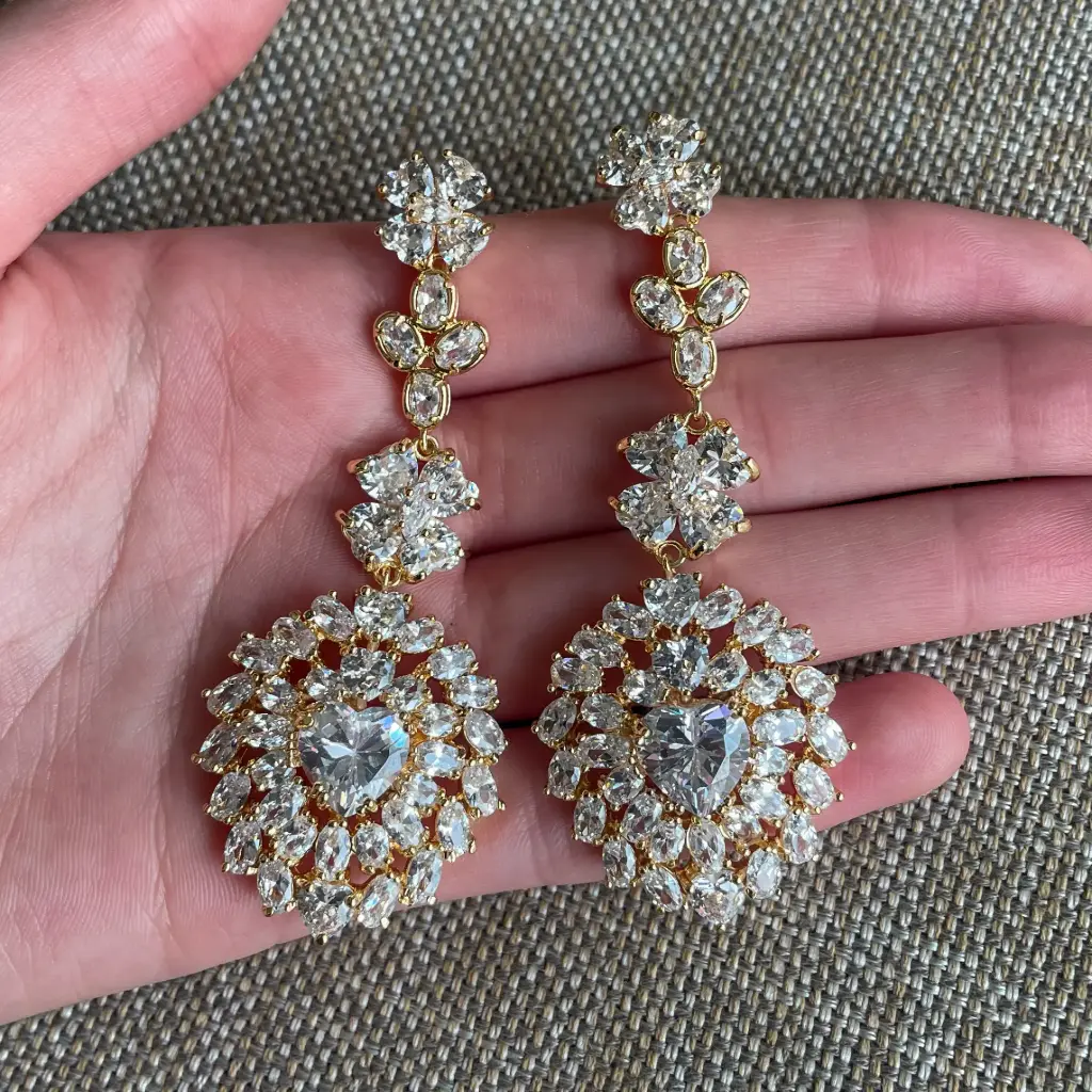 [EAZ1705-DO] Arete largo con cristales a su alrededor