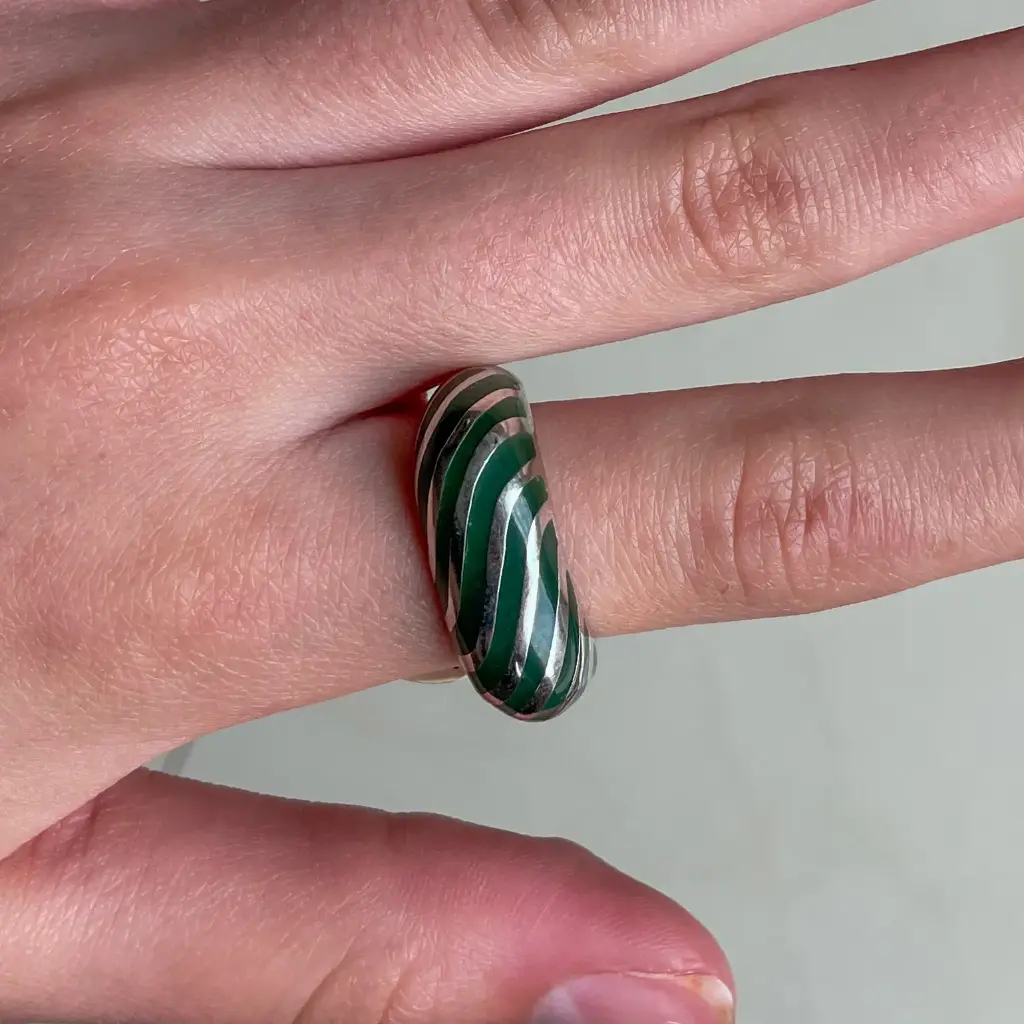 [RGZ8-unico] Anillo verde con líneas en diagonal