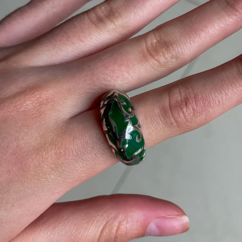 [eaz10-unico] Anillo verde con figuras de hojas