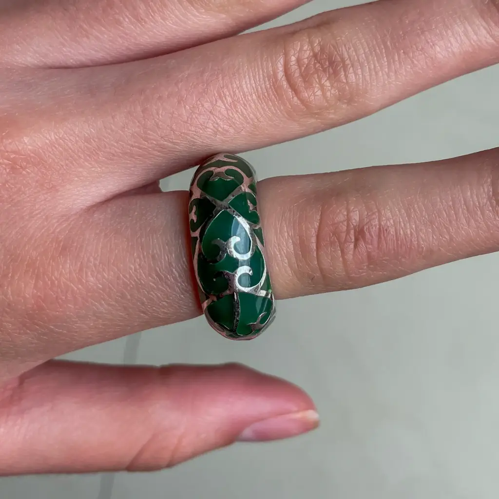 Anillo verde con figuras de corazones