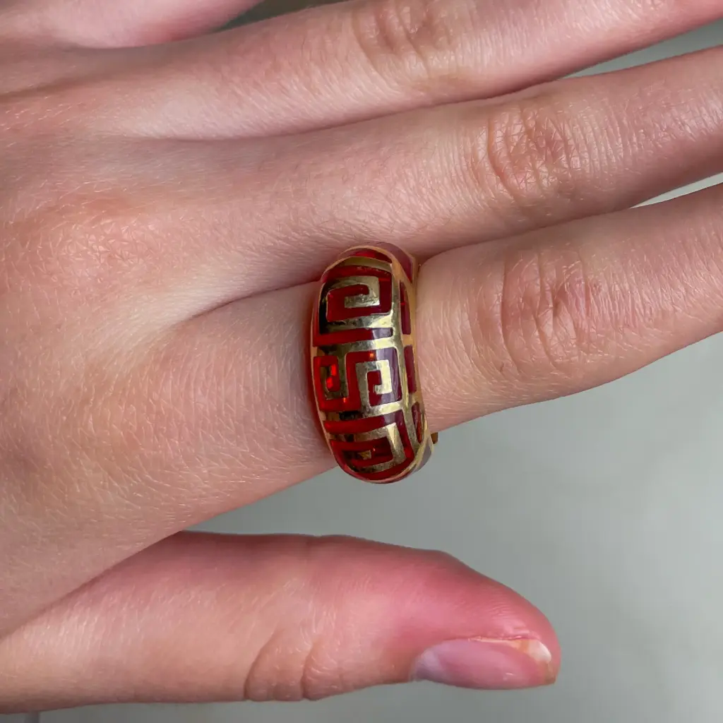 Anillo rojo con formas de cuadrados