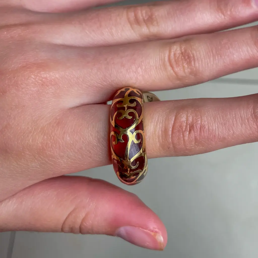 [RGZ14-unico-9] Anillo rojo circular con acabados plateados