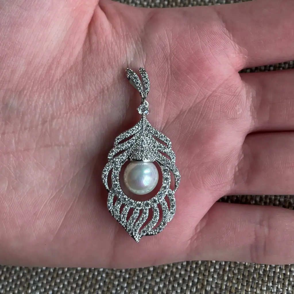 Dije para collar de zirconia con perla al centro