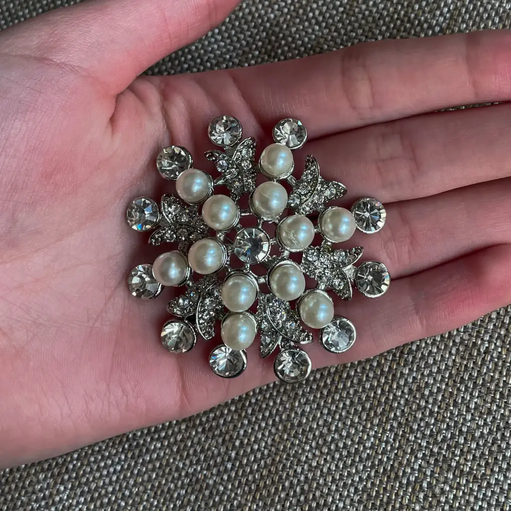 [eaz20-unico] Broche de cristal con perlas con forma de estrella 