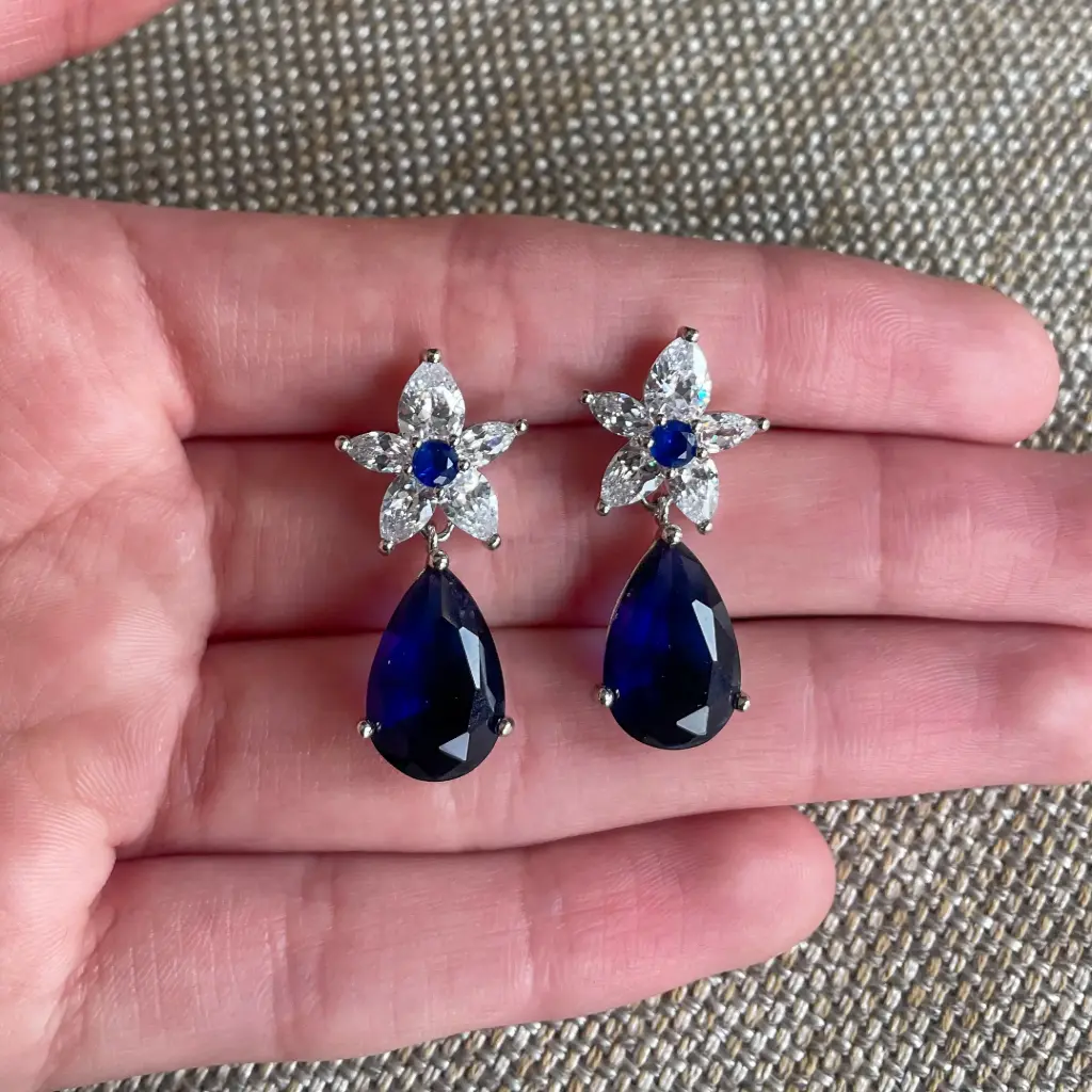 Arete de flor con terminación de gota azul