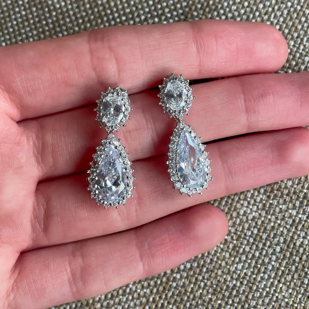 Arete de cristal con forma de gota