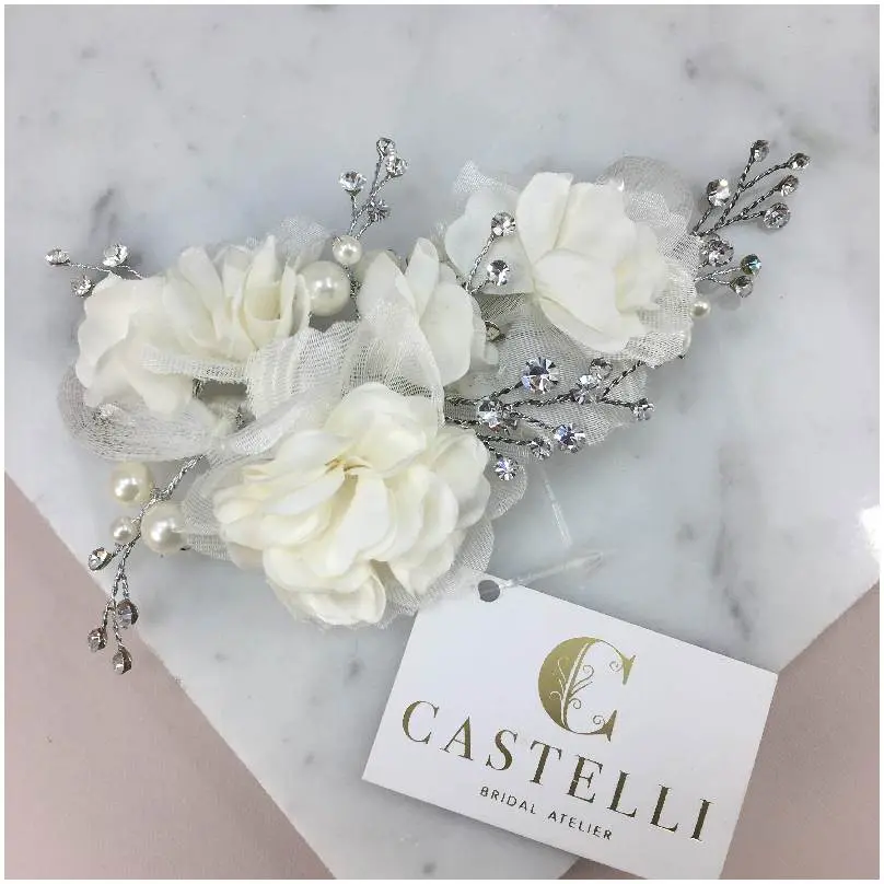 Tocado elegante de 3 flores con detalles en rhinestone