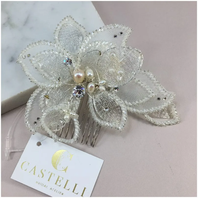 [HCH4008] Delicada flor con canutillo y perla de río