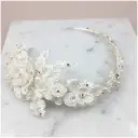 Tiara tejida de flores en encaje y diama