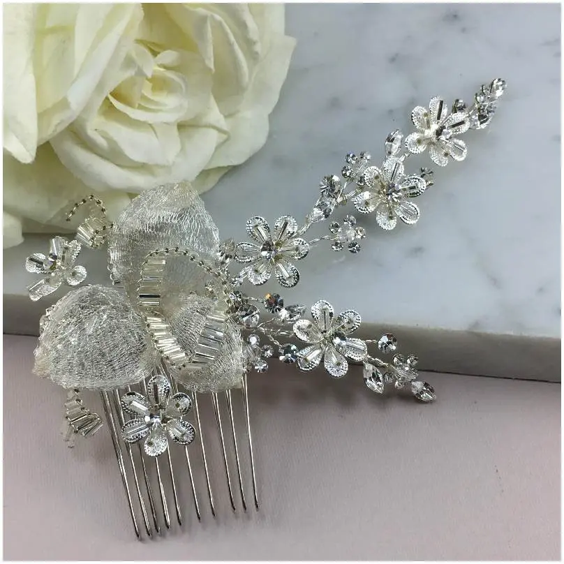 Peineta plateada con flor en filamento de hilo