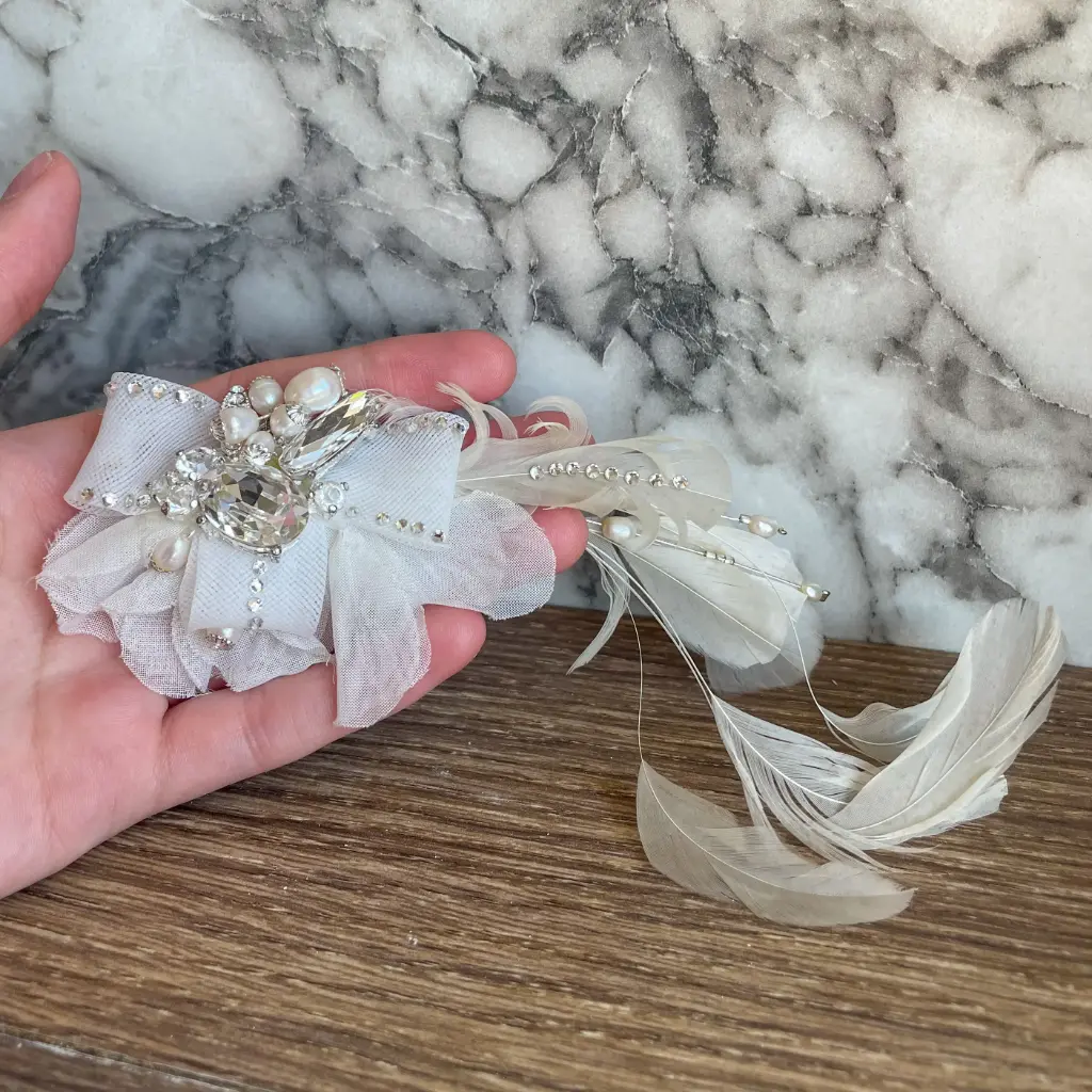 [HCN29-unico] Tocado lateral con cristal y detalles en plumas ivory
