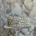 Pulsera plateada flexible con cristales redondos