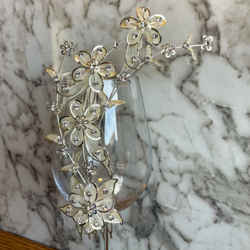 Tocado lateral de flores plateadas