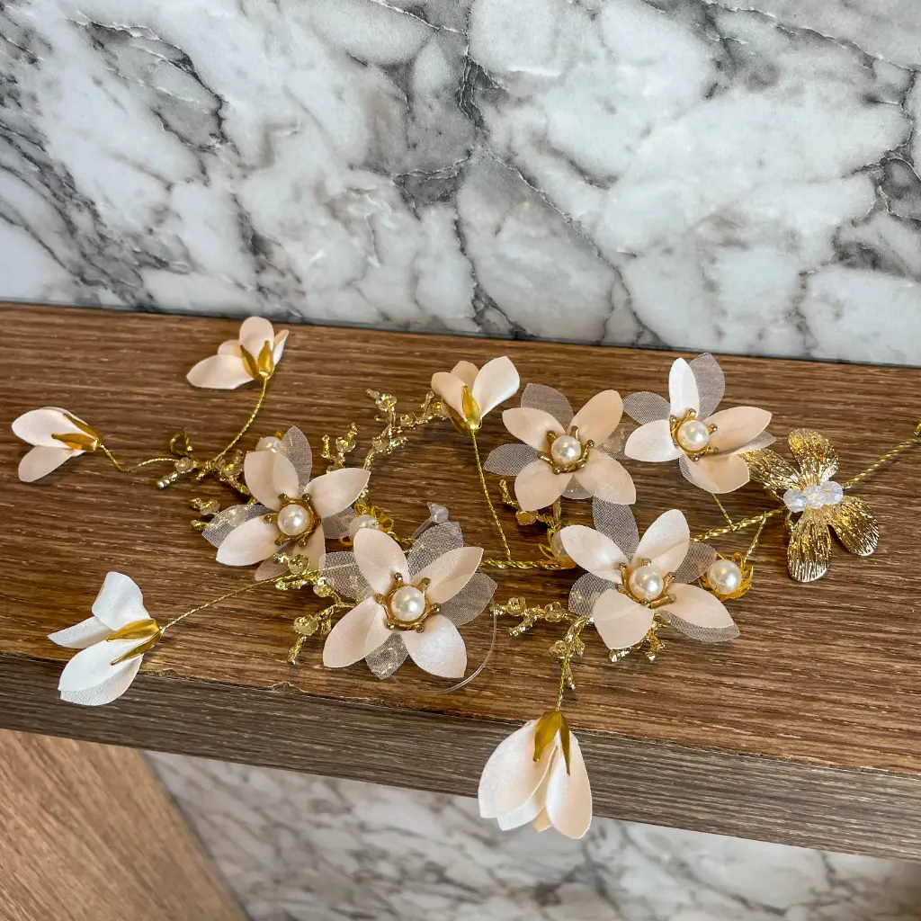 Tocado dorado con flores champagne