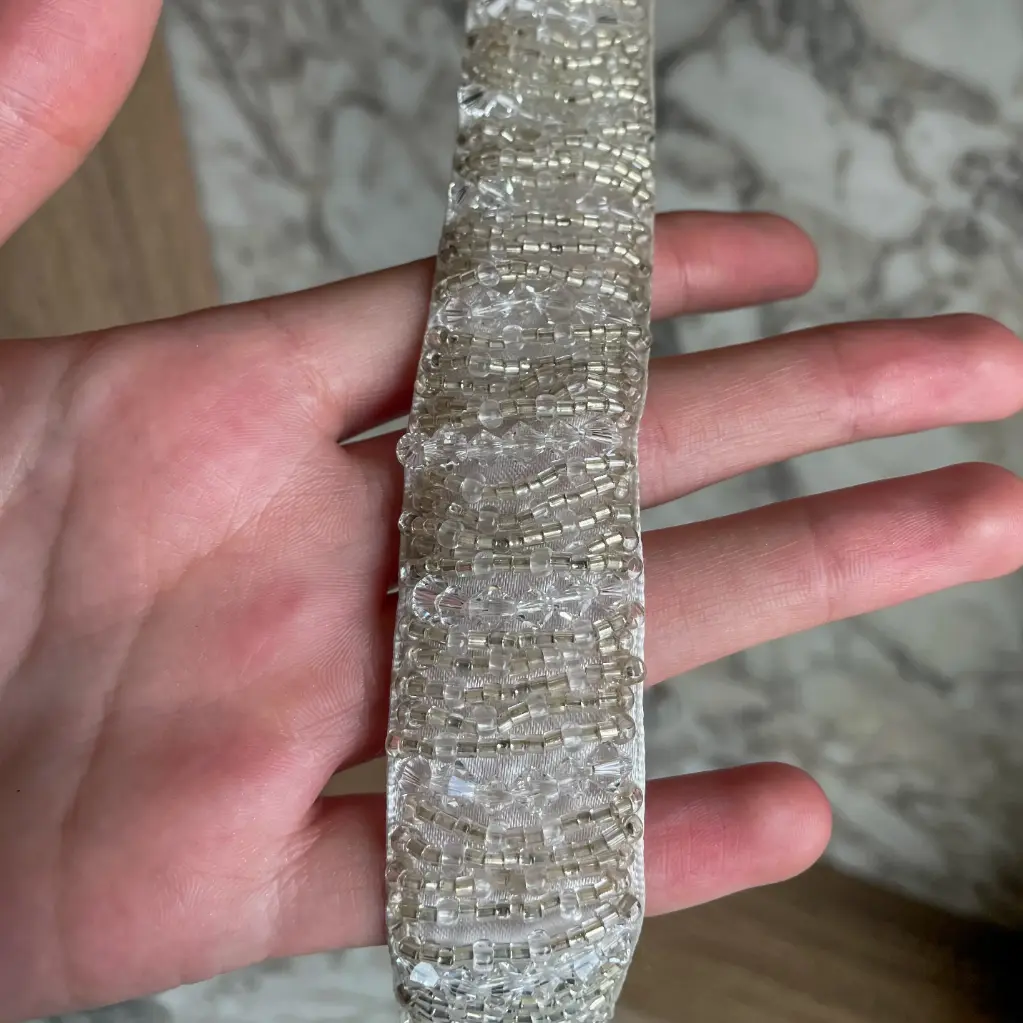 Cinto bordado a mano de canutillo