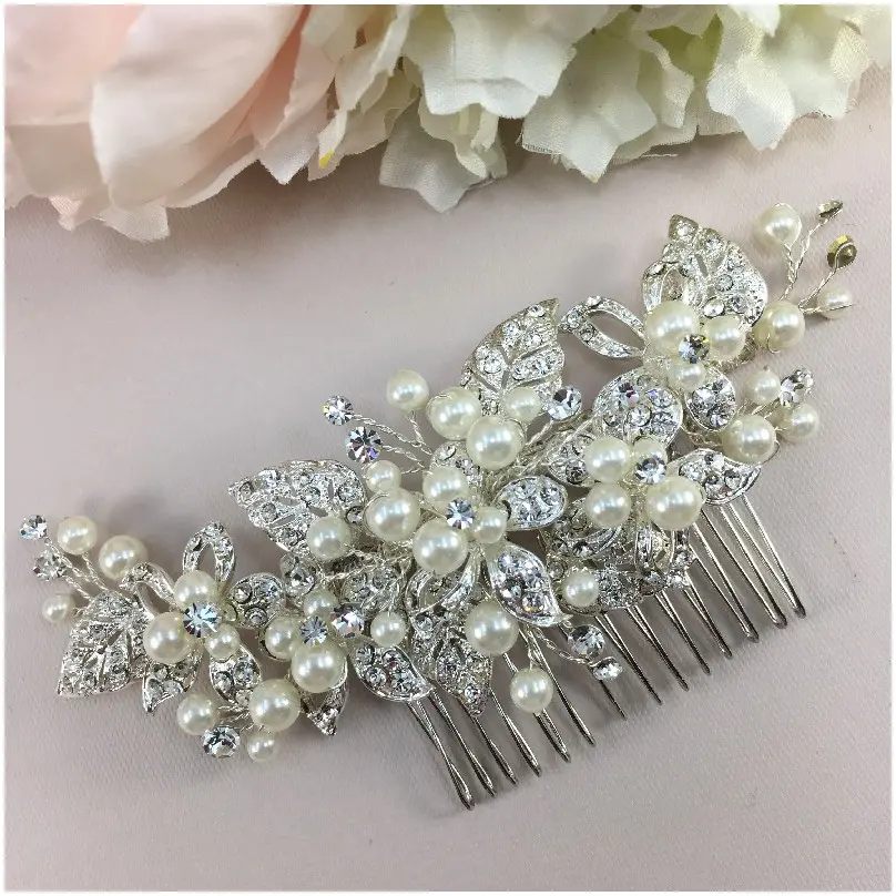 Peineta con hojas de cristal rodeada de perlas