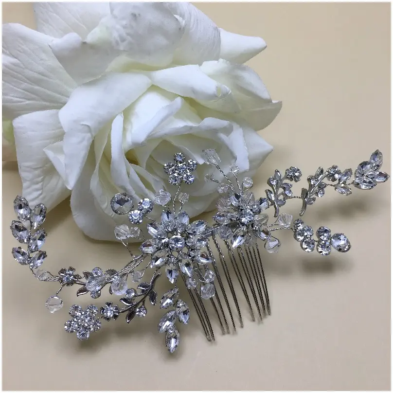 Peineta con flor de cristal acompañada con ramos