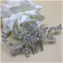 Peineta con flor de cristal acompañada con ramos