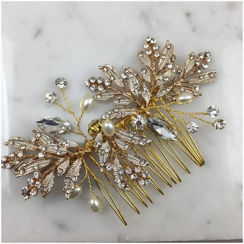 Peineta con cristales en dorado