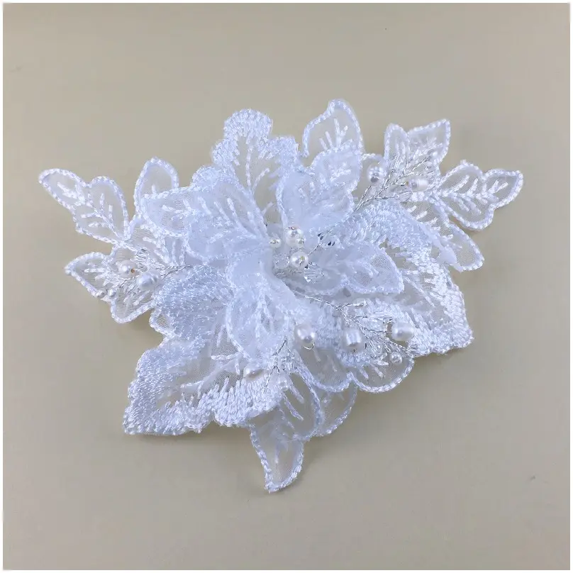 [FLH4041] Flor blanca con bordado delicado, perlas y cristales 