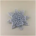 Broche de flor completamente de cristal