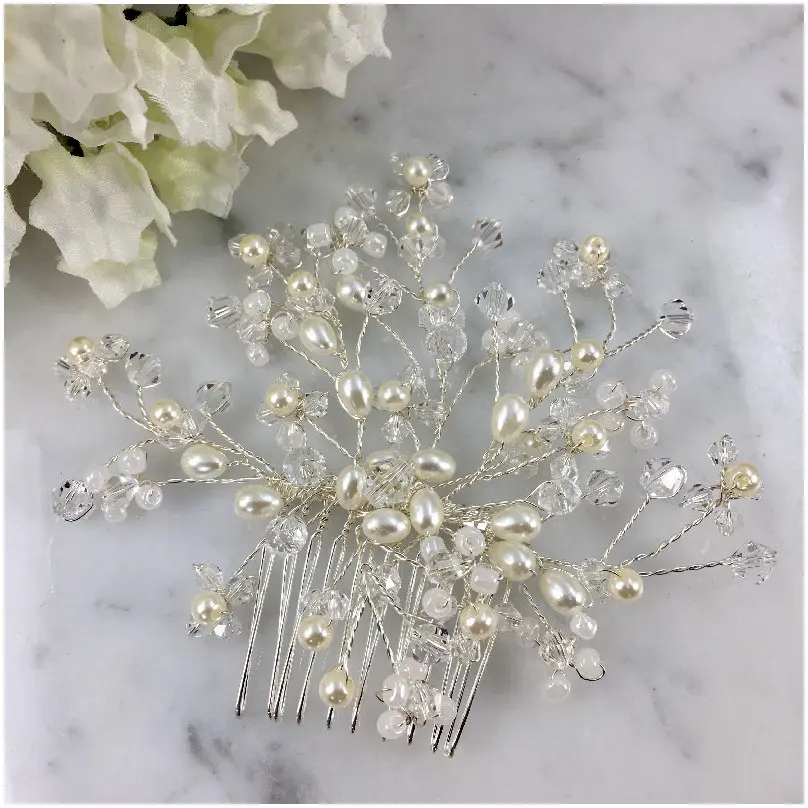 Peineta adornada con perlas entrelazadas en ramas 