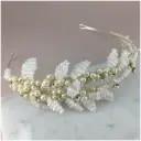 Tiara de hojas realizadas en shakira blanca y perla