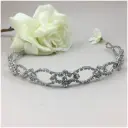 Tiara con diseño entrelazado central