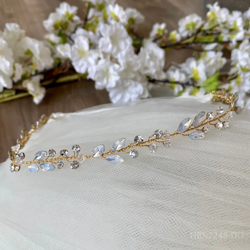 Bandita dorada flexible con hojas estilizadas 