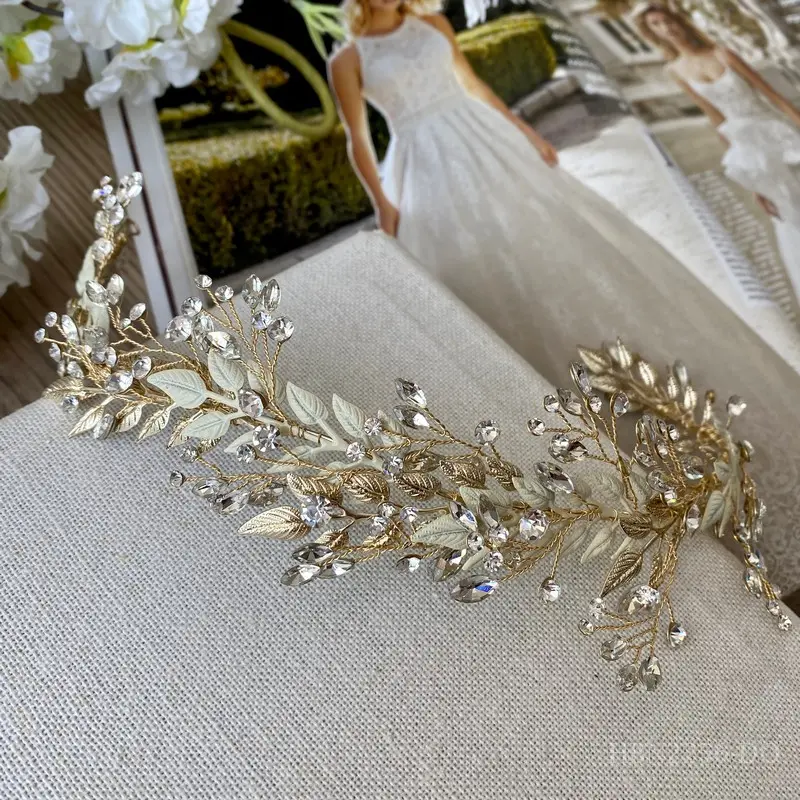 Bandita flexible con hojas doradas y cristales en rama