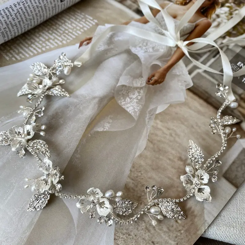 Bandita plateada con flores y hojas cristalizadas