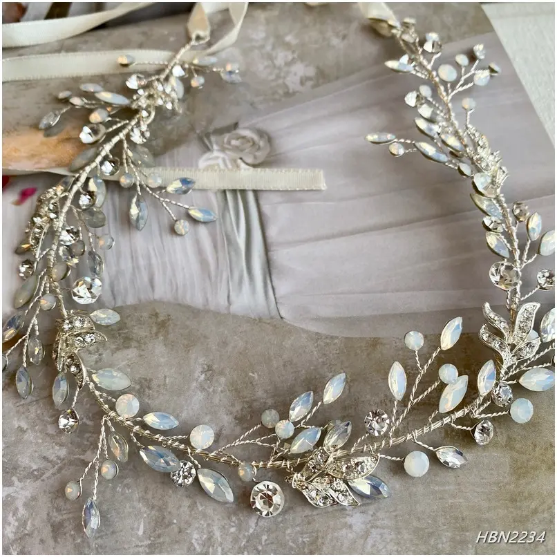 Bandita con ramas plateadas y cristales en tonos neutros