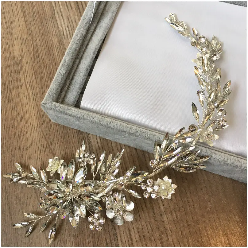 Diadema con flores plateadas y cuerpo de cristal